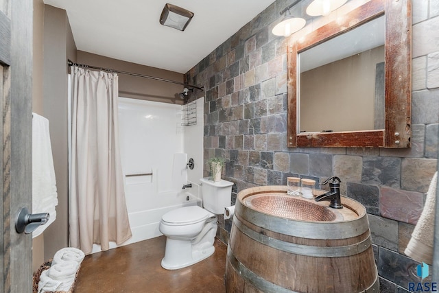 full bathroom featuring decorative backsplash, vanity, toilet, and shower / bath combo with shower curtain