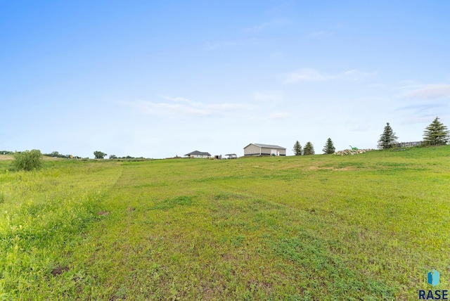 view of yard featuring a rural view