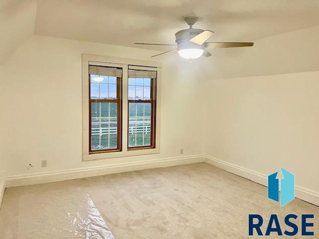 unfurnished room featuring ceiling fan and lofted ceiling