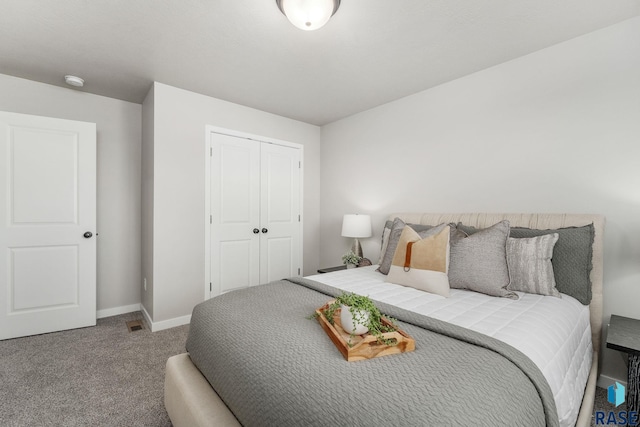 bedroom featuring carpet flooring and a closet