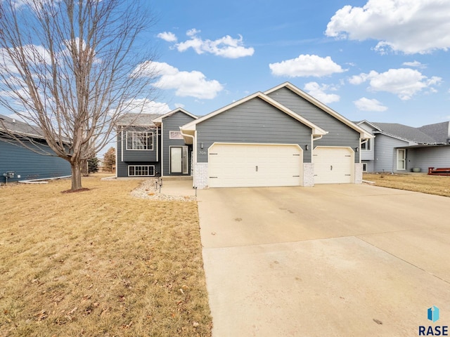 view of front of house featuring a front lawn and a garage