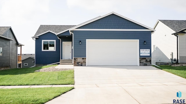 view of front of property featuring a front yard and a garage