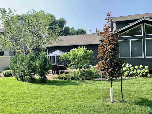 view of yard with a patio