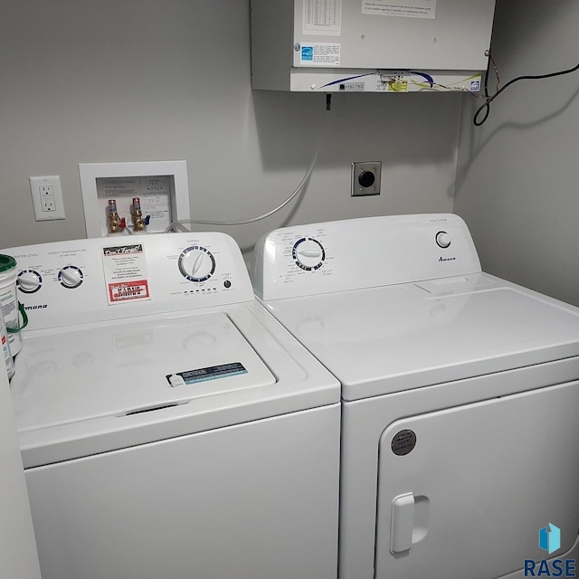 clothes washing area featuring washing machine and dryer