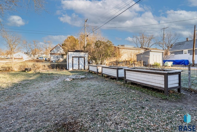 view of yard featuring a storage unit