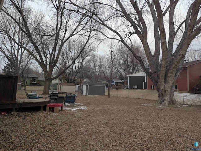 view of yard featuring a shed