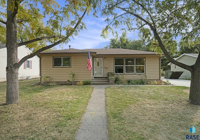 ranch-style house featuring a front yard