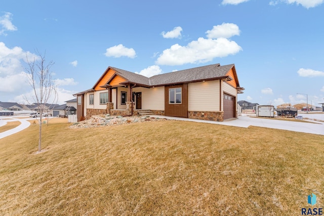 view of front of home featuring a front lawn and a garage