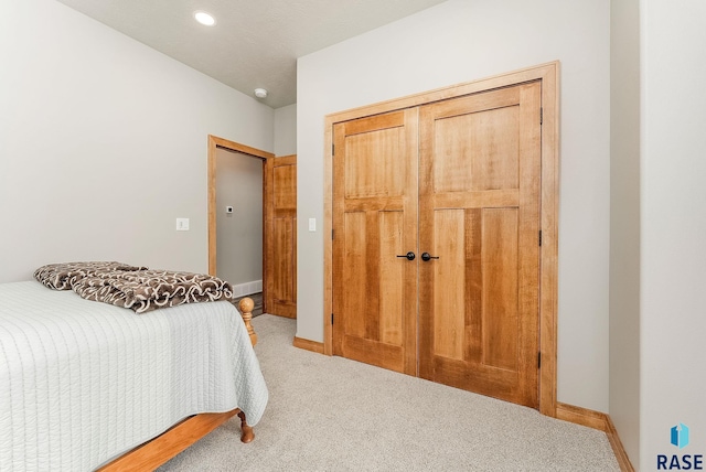 bedroom featuring carpet floors and a closet