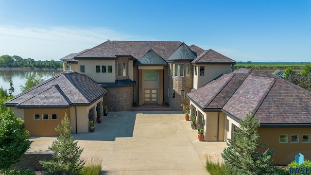 view of front of property featuring a water view