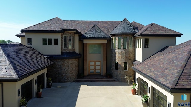 view of front facade featuring a garage