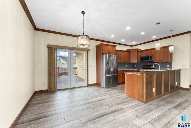 kitchen featuring kitchen peninsula, light hardwood / wood-style floors, pendant lighting, appliances with stainless steel finishes, and ornamental molding