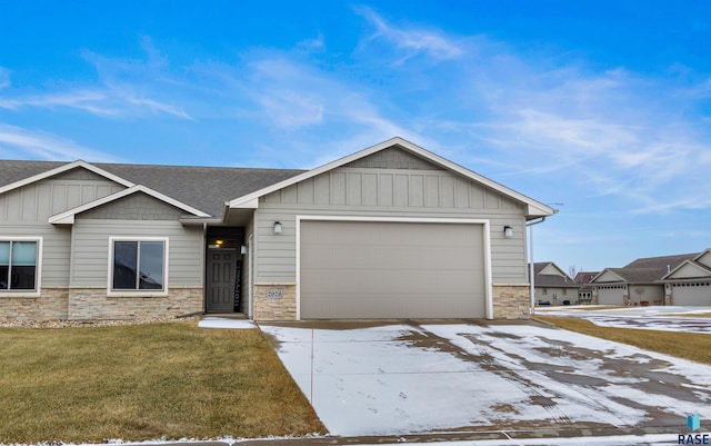 view of front of home featuring a front yard and a garage