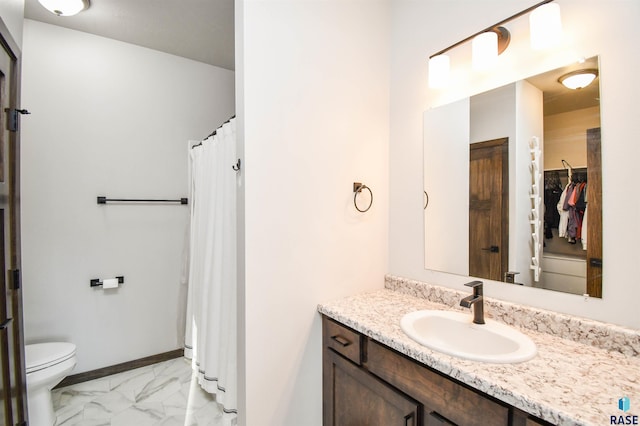 bathroom featuring a shower with shower curtain, vanity, and toilet