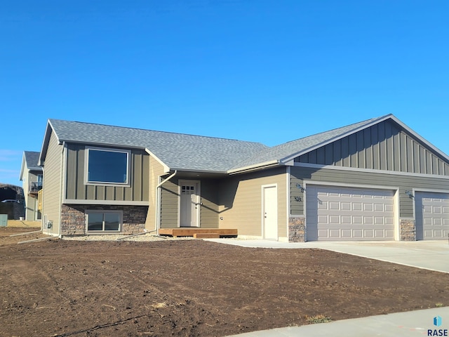 view of front facade featuring a garage