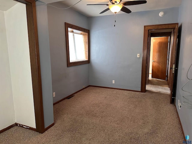 carpeted empty room featuring ceiling fan