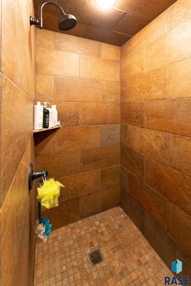 bathroom featuring a tile shower