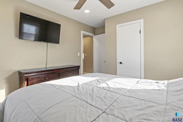 bedroom with ceiling fan