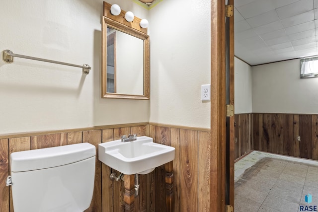 bathroom featuring toilet and sink