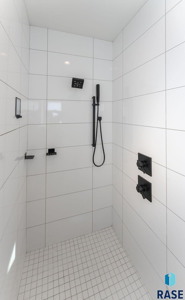 bathroom featuring a tile shower