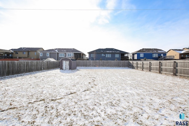 view of yard featuring a shed