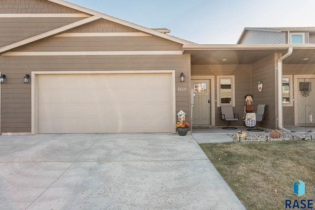 view of front of house featuring a front lawn and a garage