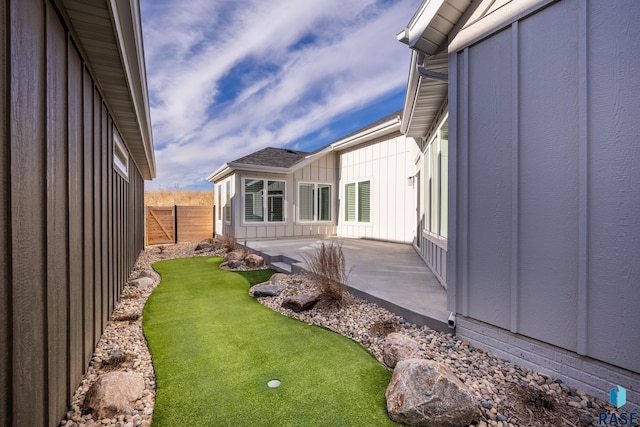 view of yard featuring a patio area