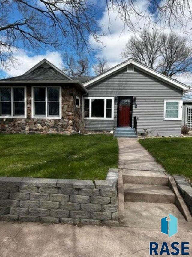 ranch-style house featuring a front yard