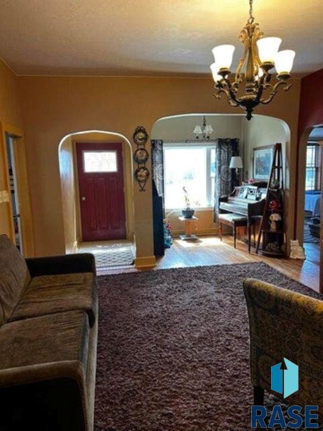 foyer featuring a textured ceiling and a chandelier