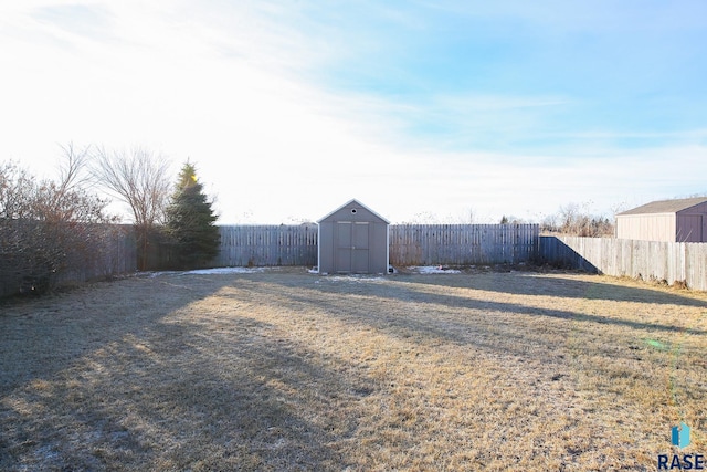 view of yard featuring a storage unit