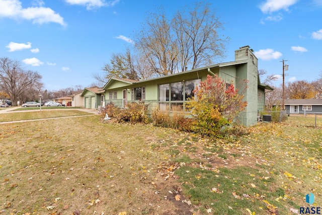 view of front of property featuring a garage and a front yard