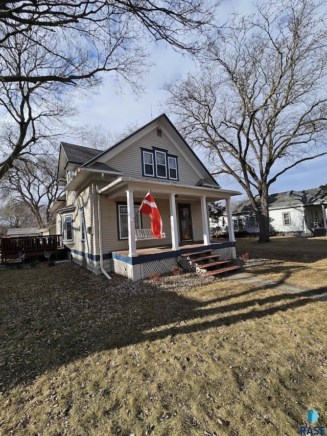 view of front facade featuring covered porch and a front lawn