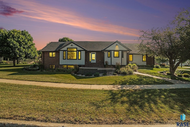 view of front facade with a lawn