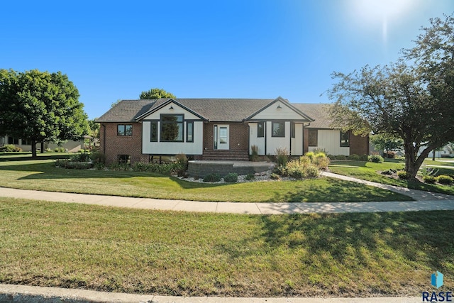 view of front facade featuring a front yard