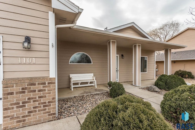 property entrance featuring a porch