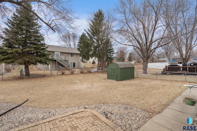 view of yard featuring a storage unit