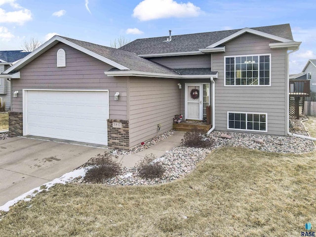 view of front of property featuring a front yard and a garage