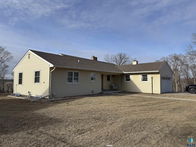 view of front facade featuring a front lawn and a garage