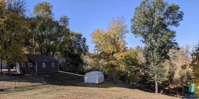 view of yard featuring a storage shed