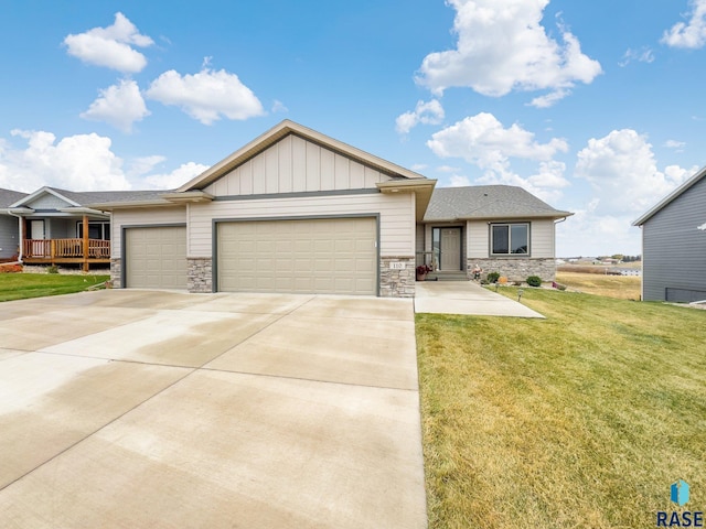 view of front of property featuring a front lawn and a garage