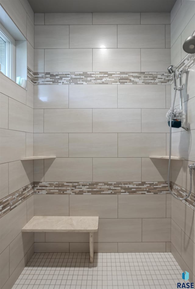 bathroom featuring tiled shower