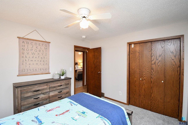 bedroom featuring a closet, ceiling fan, a textured ceiling, and carpet floors