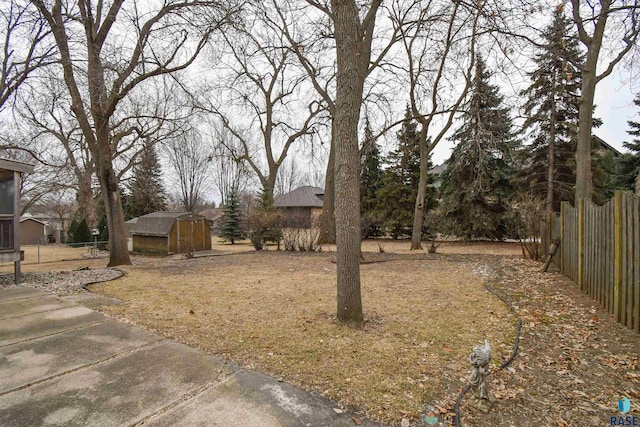 view of yard featuring a storage unit