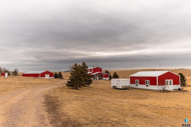 view of yard featuring an outbuilding