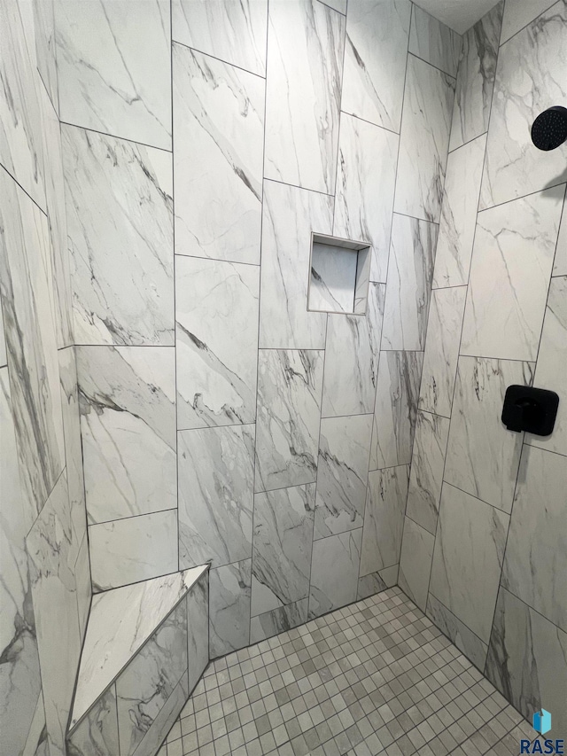 bathroom featuring a tile shower