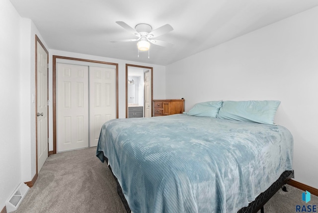 bedroom with ceiling fan, connected bathroom, a closet, and carpet