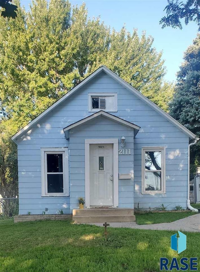 bungalow-style house featuring a front yard