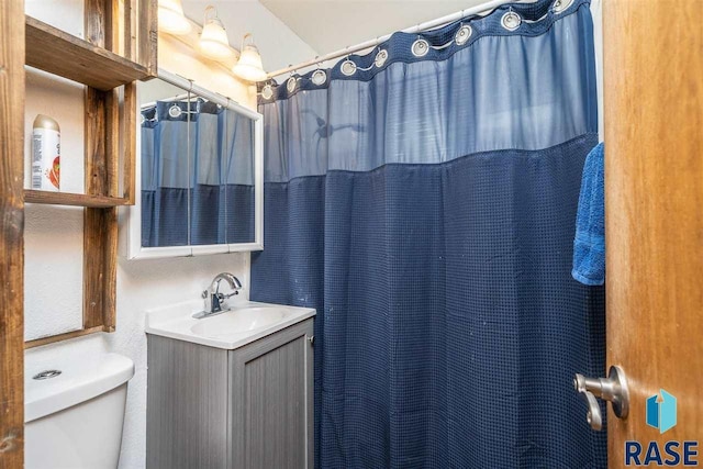 bathroom featuring a shower with curtain, vanity, and toilet