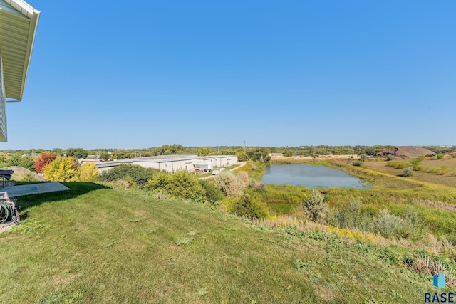 view of yard featuring a water view