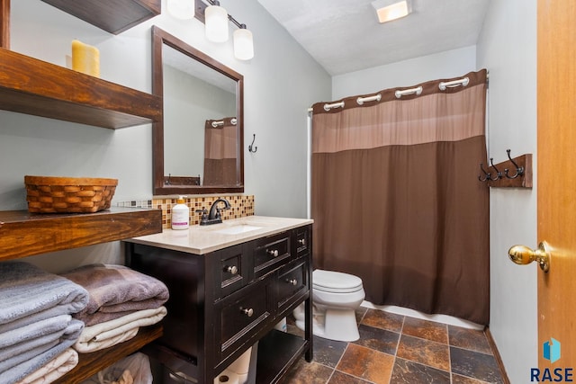 bathroom featuring a shower with curtain, toilet, vanity, and decorative backsplash